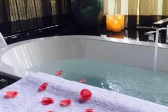 天津河西区水疗池中的失重冥想：当身体学会漂浮